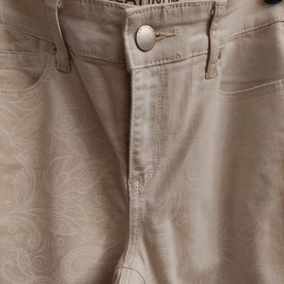 CHICO'S PLATINUM Hidden Floral-Print Jeggings - Picture 6 of 15